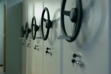 Sejf ognioodporny - kiedy warto wybrać model z ochroną przeciwpożarową?