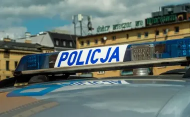 Złość w autobusie kosztowała go szybę, kajdanki i celę