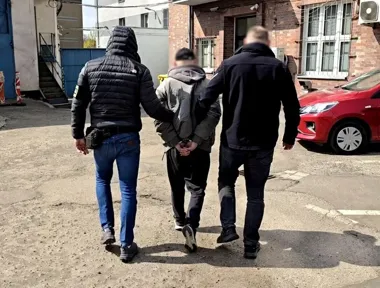 Leżał na poboczu w Bytomiu - skończyło się atakiem na ratowników